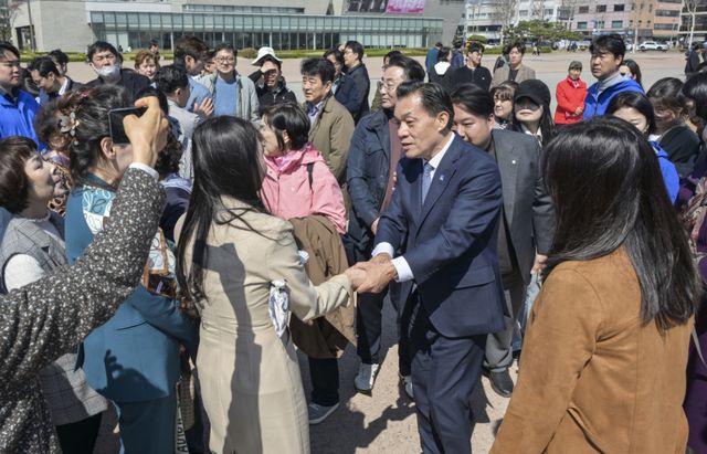 이재준 수원특례시장이 8일 오후 화성행궁 광장에서 출마 기자회견을 마친 뒤 시민들과 인사하고 있다. 윤원규기자