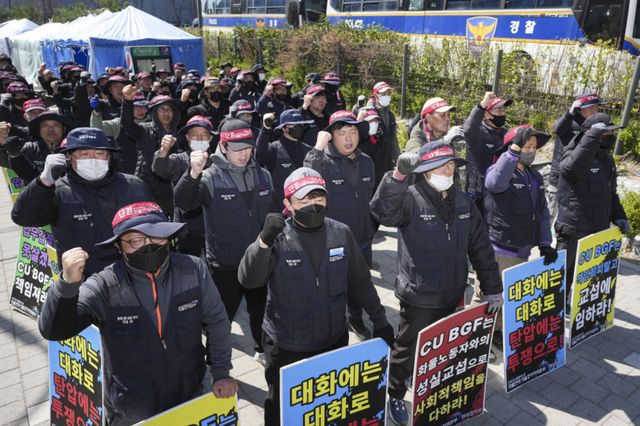 민주노총 공공운수노조 화물연대 서울경기지역본부 CU지회 조합원들이 물류 구조 개선과 직접 교섭을 촉구하며 파업에 돌입한 가운데 8일 오전 용인특례시 처인구 BGF물류센터 앞에서 집회를 열고 사용자 책임 인정과 성실 교섭, 노동조건 개선을 요구하는 구호를 외치고 있다. 홍기웅기자