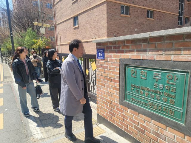 임병구 인천시교육감 예비후보가 학부모들 목소리를 듣기 위해 인천 주안초등학교로 들어서고 있다. 임병구 선거캠프 제공