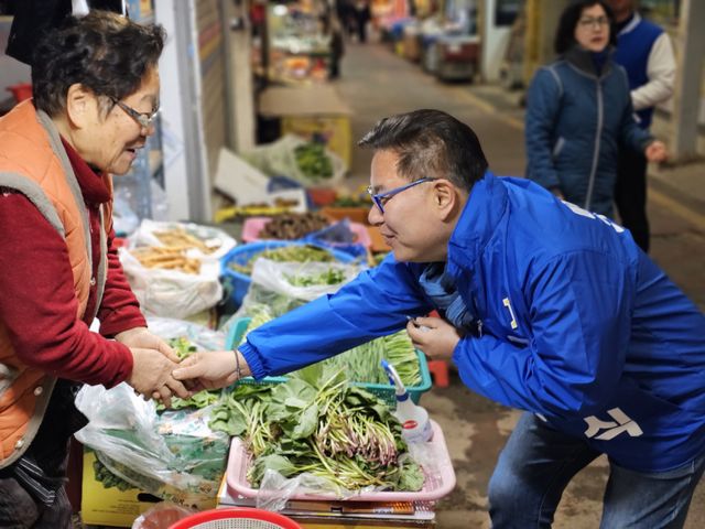 김정식 더불어민주당 인천 미추홀구청장 예비후보가 주민들과 만나 인사하고 있다. 김정식 후보 캠프 제공