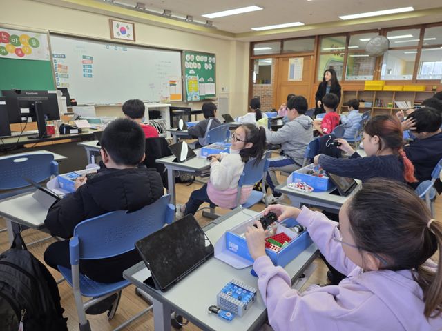김포교육지원청 공유학교 AI·디지털 기반 체험형 교육에 참여한 학생들이 AI 기반의 로봇을 직접 만들어보는 체험을 하고 있다. 김포교육지원청 제공