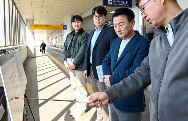 김동근 의정부시장이 8일 의정부역 일대에서 GTX-C노선 의정부역사업 예정지에 대한 현장 점검을 실시하고 있다. 의정부시 제공