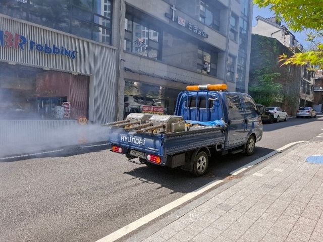과천시가 4월 정기 방역소독을 실시했다. 과천시 제공