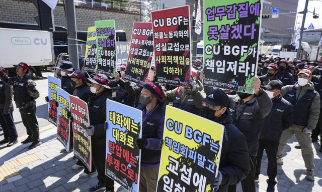 민주노총 공공운수노조 화물연대 서울경기지역본부 CU지회 조합원들이 물류 구조 개선과 직접 교섭을 촉구하며 파업에 돌입한 가운데 8일 오전 용인특례시 처인구 BGF물류센터 앞에서 집회를 열고 사용자 책임 인정과 성실 교섭, 노동조건 개선을 요구하는 구호를 외치고 있다. 홍기웅기자