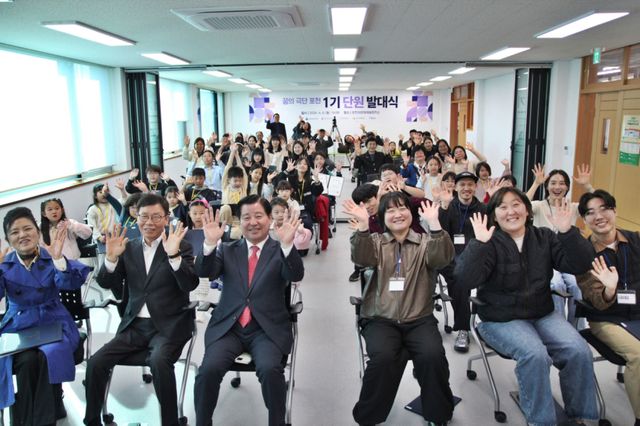 이중효 포천문화관광재단 대표이사, 안광호 포천시 문화복지국장 등 관계자와 단원들이 꿈의 극단 1기 발대식에서 환호하고 있다. 포천시 제공