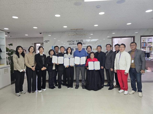김포본동 통장단협의회와 발전협의회가 김포보배한방병원과 MOU를 체결하며 기념사진을 촬영하고 있다. 김포본동 제공