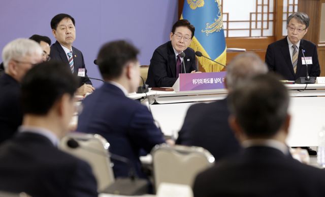 이재명 대통령이 9일 청와대에서 열린 국민경제자문회의 제1차 전체 회의에서 참석자 발언을 듣고 있다. 오른쪽은 김성식 부의장. 연합뉴스