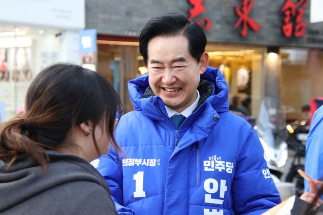 더불어민주당 안병용 의정부시장 예비후보가 9일 시민과 소통하고 있다. 안병용 더불어민주당 의정부시장 예비후보 선거 캠프 제공.