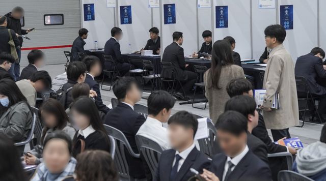 “취업문 두드리는 사람들”, 2026 수원시 일자리 박람회 [포토뉴스]