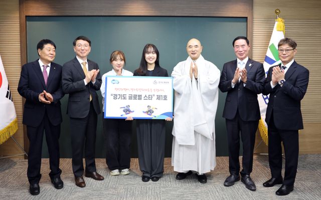 김성중 경기도지사 권한대행(왼쪽 두번째)이 9일 경기도청에서 2026 밀라노-코르티나담페초 동계올림픽 스노보드 빅에어 동메달리스트 유승은 선수(가운데)와 만나 ‘글로벌 스타 도약’ 사업의 첫 번째 지원 대상으로 선정하고 기념촬영을 하고 있다. 경기도 제공