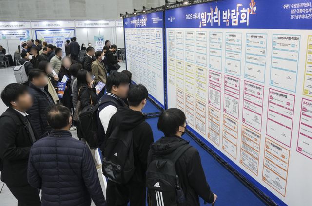 “취업문 두드리는 사람들”, 2026 수원시 일자리 박람회 [포토뉴스]
