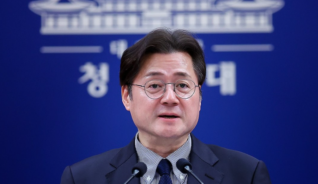 청와대 비상경제상황실 구성 관련 브리핑하는 홍익표 정무수석. 연합뉴스