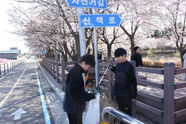 계양천변 산책로에서 금파초 학생들이 쓰레기를 수거하며 플로깅 활동을 진행하고 있다. 김포교육지원청 제공