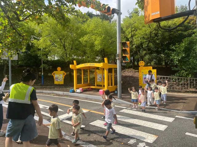 과천시 어린이교통안전교실에 참여한 어린이들 모습. 과천시 제공