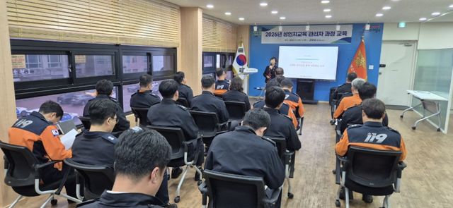 9일 용인서부소방서에서 직원들이 강의를 듣고 있다. 용인서부소방서 제공
