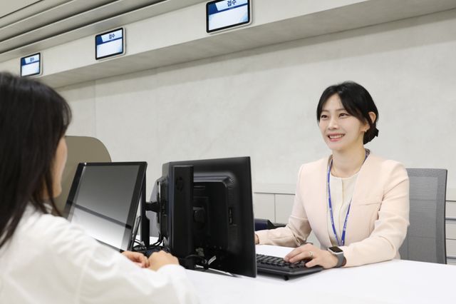 전면 리모델링한 성빈센터병원 건강증진센터에서 수검자가 상담을 하고 있다. 성빈센트병원 제공