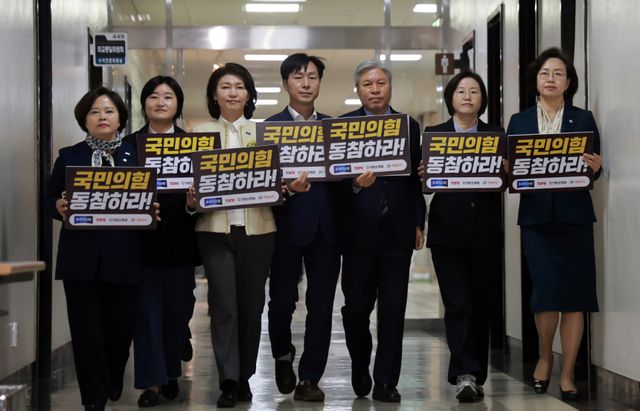 9일 국회 정치개혁특별위원회 공직선거법 및 지방선거구제 개편심사소위원회를 앞두고 조국혁신당 서왕진 원내대표, 진보당 정혜경 의원, 사회민주당 한창민 대표 겸 원내대표 등 개혁진보 4당 의원들이 정개특위 운영 관련 기자회견을 하기 위해 소위원회가 열리는 회의실로 향하고 있다. 연합뉴스