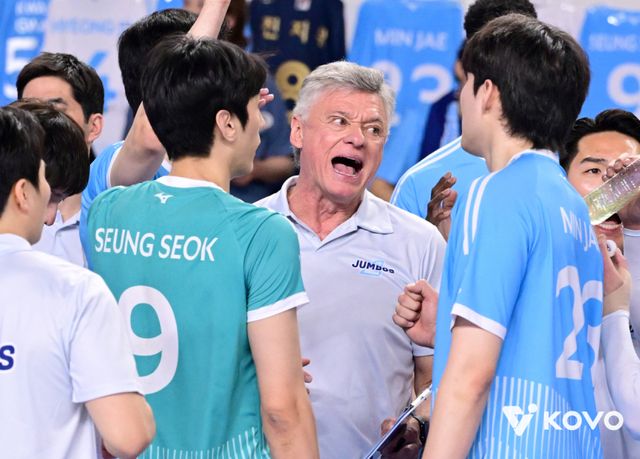 선수들을 독려하는 헤난 달 조토 대한항공 감독. KOVO 제공