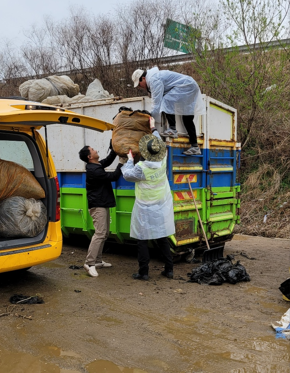 남양주시 진접오남행정복지센터가 농가와 함께 폐비닐 수거활동을 전개했다. 남양주시 제공