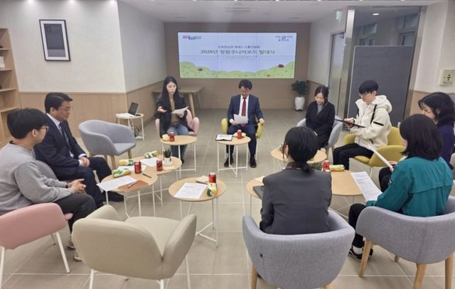 용인교육지원청이 9일 개최한 ‘2026 세대공감 청년 주니어보드’ 1차 협의회에서 청렴주니어보드들이 의견을 주고 받고 있다. 용인교육지원청 제공