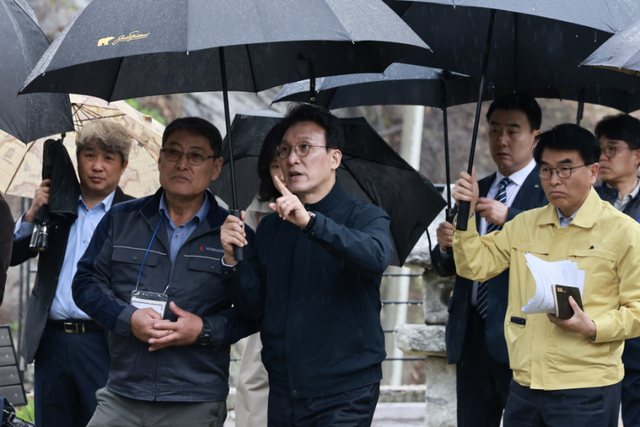 김민석 국무총리가 9일 세종 장군면 아스팔트콘크리트 생산업체를 방문, 중동 사태에 따른 건설 자재 수급 리스크 등을 점검하고 있다. 국무조정실 제공