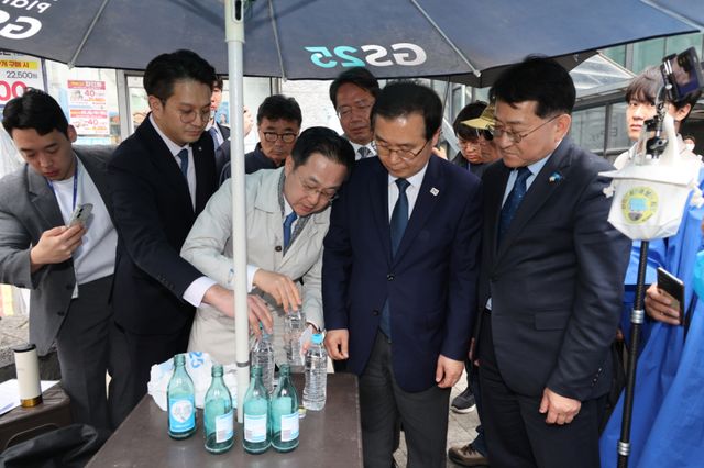 국회 윤석열 정권 정치검찰 조작기소 의혹 사건 진상규명 국정조사특별위원회가 수원지검을 현장방문한 가운데 민주당 의원들이 '연어 술 회유' 의혹 관련 소주 구매를 시연하고 있다. 연합뉴스