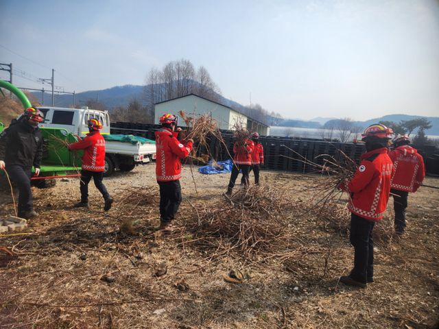 용문 양묘사업소에서 영농부산물 파쇄작업 진행하고 있는 모습. 양평군 제공