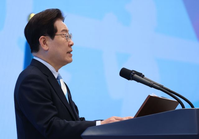 이재명 대통령이 1일 청와대 영빈관에서 열린 노동절 기념식에서 기념사하고 있다. 연합뉴스