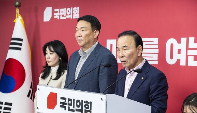 국민의힘 박덕흠 중앙당 공천관리위원장과 공관위원들이 1일 서울 여의도 국민의힘 중앙당사에서 이날 심사한 6·3 재보선 지역구 후보 공천 결과를 발표하고 있다. 연합뉴스