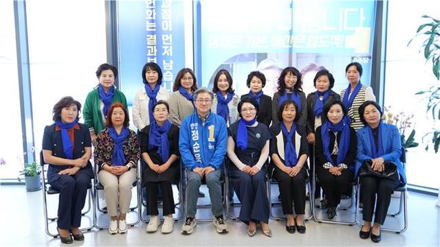 더불어민주당 정순욱 의왕시장 예비후보가 손문정 여성단체협의회 의왕시지회장 및 회원들과 간담회를 갖고 기념사진을 찍고 있다. 정순욱 예비후보 제공