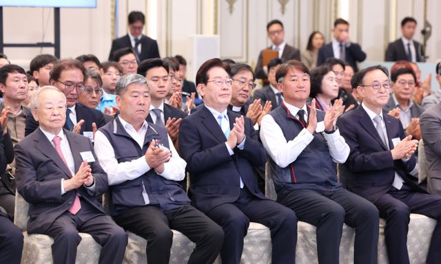 청와대 영빈관에서 열린 노동절 기념식에서 양대 노총 위원장을 비롯한 참석자들과 박수치고 있다. 연합뉴스