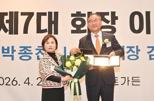 파주상공회의소 제7대 회장에 김영숙 선일금고 대표이사(왼쪽)가 취임했다. 독자 제공
