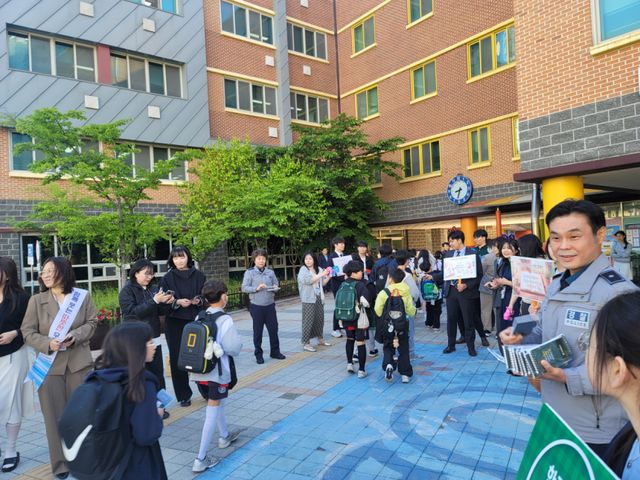 갈매초등학교는 8일 구리남양주교육지원청과 함께 학교폭력 예방 및 청렴 문화 확산을 위한 등굣길 캠페인을 실시했다. 구리남양주교육지원청 제공