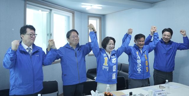 더불어민주당 경기도당이 가평 지역 후보들을 지원하기 위해 나섰다. 사진은 김승원 도당위원장과 추미애 후보 등 참석자들이 기념촬영하는 모습. 민주당 경기도당 제공.