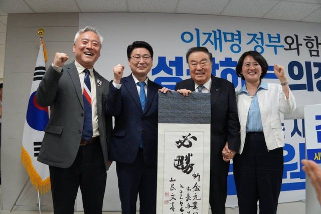 더불어민주당 김원기 의정부시장 후보가 지난 9일 선거사무소 개소식에서 문희상 전 국회의장, 박지혜·이재강 국회의원과 필승을 다짐하고 있다. 김원기 의정부시장 후보 캠프 제공