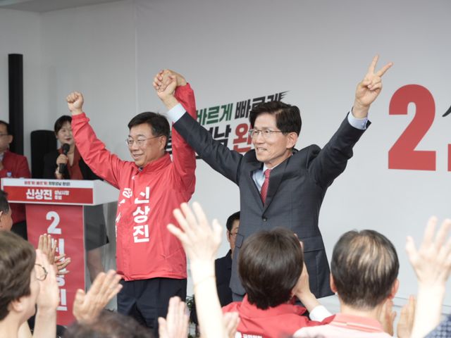 국민의힘 신상진 성남시장 후보(왼쪽)가 10일 오후 선거사무소 개소식에서 김문수 전 고용노동부 장관과 함께 손을 들고 지지를 호소하고 있다. 신상진 시장 선거사무소 제공