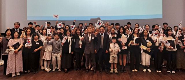 최근 인천도시역사관에서 열린 ‘국적증서’ 수여식에서 인천출입국·외국인청 관계자들과 혼인귀화자, 그 가족들이 기념사진을 촬영하고 있다. 인천청 제공