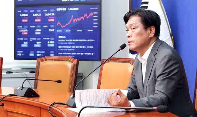 더불어민주당 대한민국 국가 정상화 선거대책위원회 조승래 총괄선대본부장이 10일 국회에서 기자회견을 열고 있다. 연합뉴스