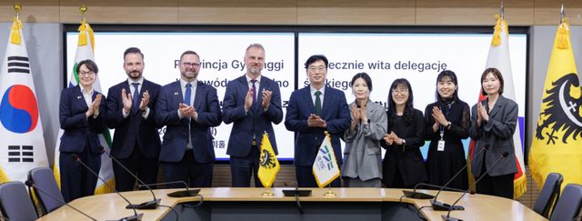 박근균 경기도 국제협력국장이 11일 경기도청에서 야로스와프 라브첸코(Jarosław Rabczenko) 폴란드 돌노실롱스키에주의회 집행위원을 만나 협력방안을 논의하고 기념촬영을 하고 있다. 경기도 제공