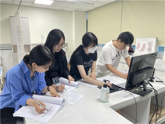 안산대학교 간호학과 학생들이 임상실습을 진행하는 모습. 안산대 제공