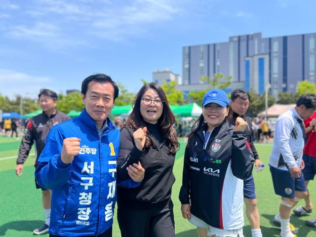 구재용 더불어민주당 인천 서구청장 예비후보가 10일 원창동 율목공원에서 열린 체육대회에서 주민들과 만나 사진을 찍고 있다. 구 예비후보 제공