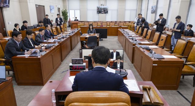11일 국회에서 열린 국방위원회 전체회의가 국민의힘 국방위원만 참석한 채 열리고 있다. 이날 국방위 전체회의는 호르무즈 해협에서 발생한 HMM 나무호 피격 관련 긴급 현안 질의를 위해 열렸지만, 교섭단체 간 간사 협상 결렬로 국민의힘 단독으로 개회됐다. 한편, 국방위의 주무 장관인 안규백 국방부 장관은 한미국방장관 회담을 위해 미국을 방문 중이다. 연합뉴스