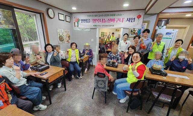 양평읍지역사회보장협의체가 어버이날을 맞아 지난 7일 홀몸 어르신과 협의체 위원 등 40여명이 함께하는 뜻 깊은 행사를 개최했다