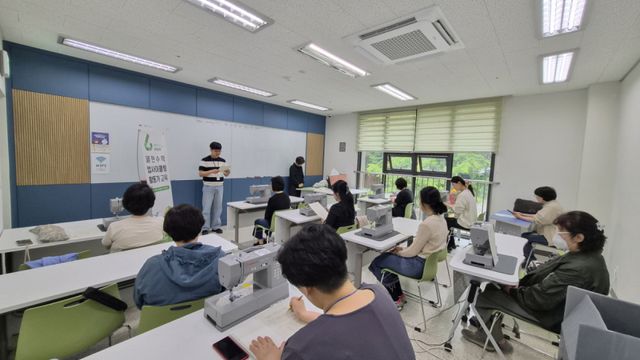 폐현수막 업사이클링 활동가 양성과정 수업 현장. 시흥시 제공
