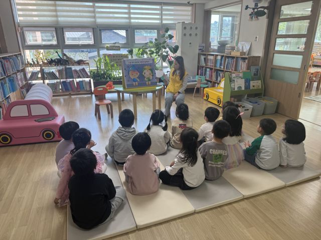 양평군 어린이급식관리지원센터가 관내 어린이집에서 상반기 위생·영양교육 프로그램을 운영하는 모습. 양평군 제공