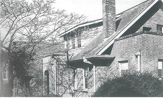 1953년 인천기독병원 외과 수술실과 병원 전경. 안산대 제공