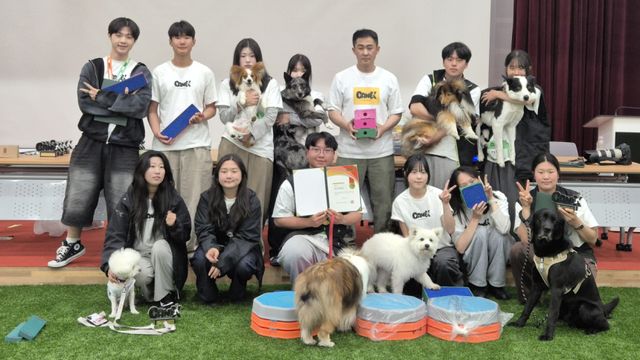 ‘제1회 코리아 독피트니스 클럽 캐닉스 레이스(CANIX RACE)’에서 종합 우승을 차지한 중부대학교 동물보건학과·반려동물사육학전공 학생들이 수상식이 끝난 후 기념촬영을 하고 있다. 중부대 제공