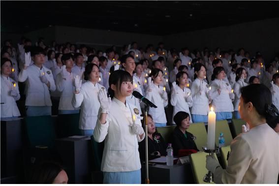 지난해 10월 안산대학교 간호학과 학생들이 나이팅게일 선서식을 진행하고 있다. 안산대 제공