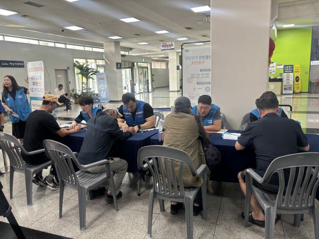 광명스피돔에서 열린 경륜·경정 과몰입 예방 캠페인에 이용자들이 참여하고 있다. 경륜경정총괄본부 제공