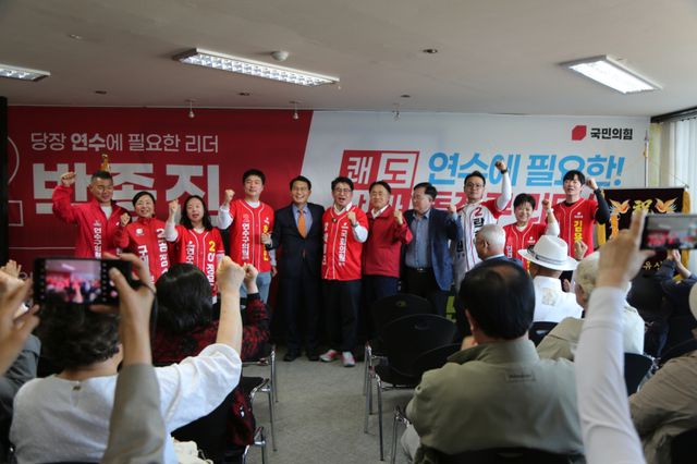 국민의힘 박종진 연수갑 예비후보가 10일 선거사무소 개소식에서 참석자들과 기념촬영을 하고 있다. 박종진 예비후보 캠프 제공